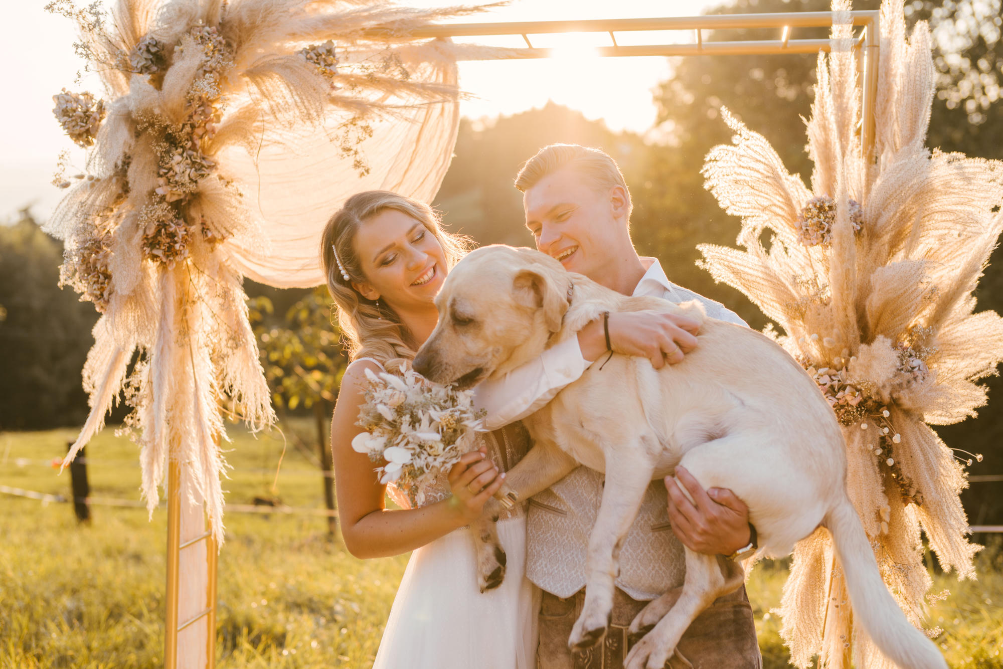 Kathrina und Manuel mit ihrem Hund Lenny im Abendlicht